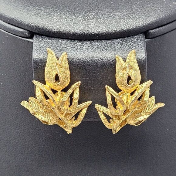 Vintage 80s Brushed Gold Climbing Tulip Clip-On Earrings Flame Textured Flower - Picture 1 of 7